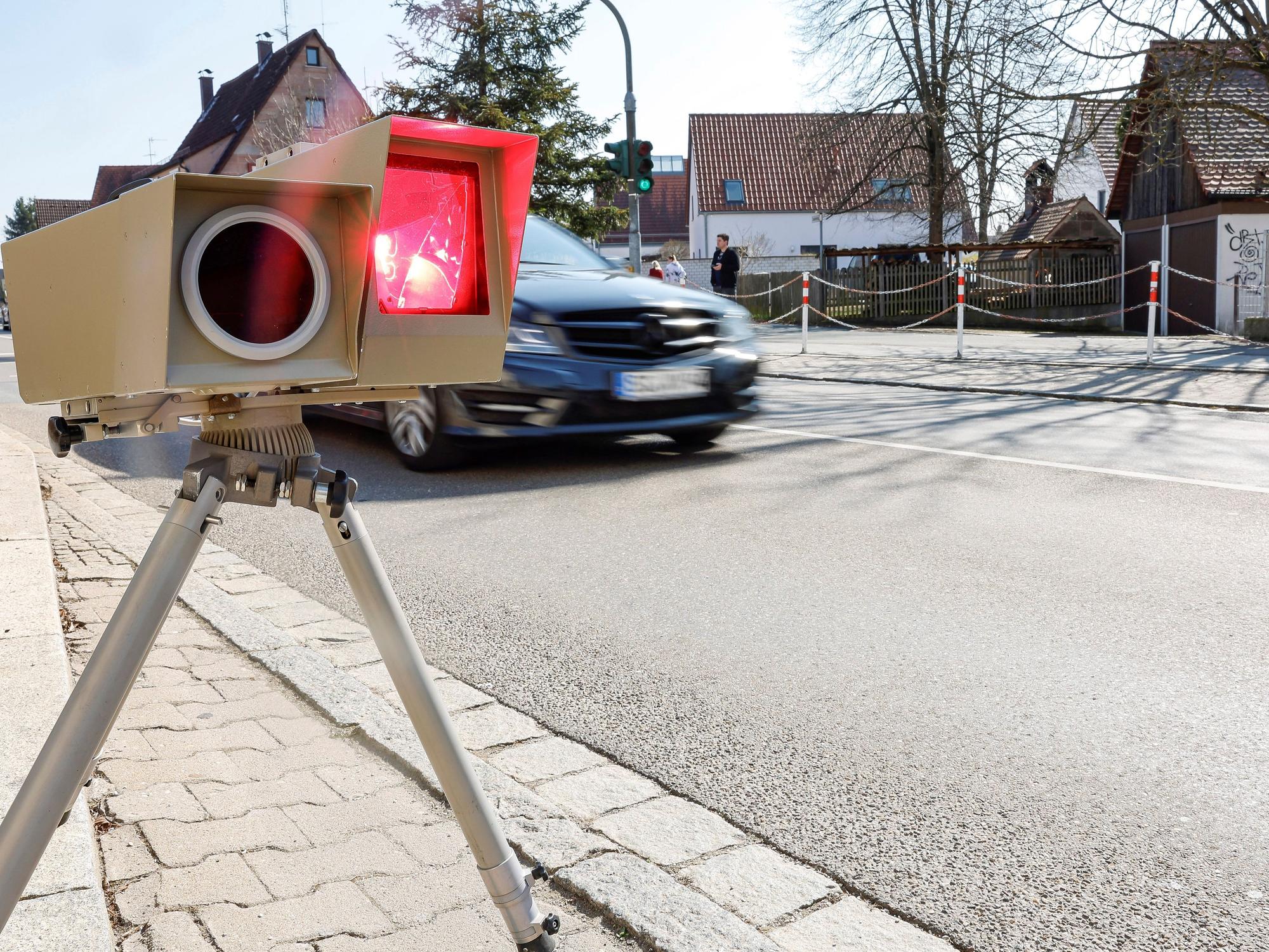 Geblitzt! Ein Geschwindigkeitsmessgerät löst vor einer Schule bei einem Auto aus.