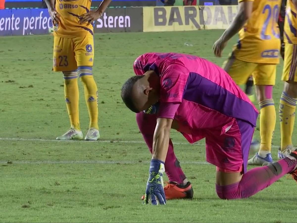 Torwart Nahuel Guzmán von Tigres UANL geht vor einem Elfmeter unter Tränen auf die Knie.