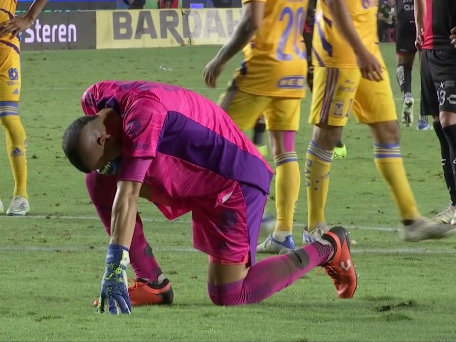 Torwart Nahuel Guzmán von Tigres UANL geht vor einem Elfmeter unter Tränen auf die Knie.