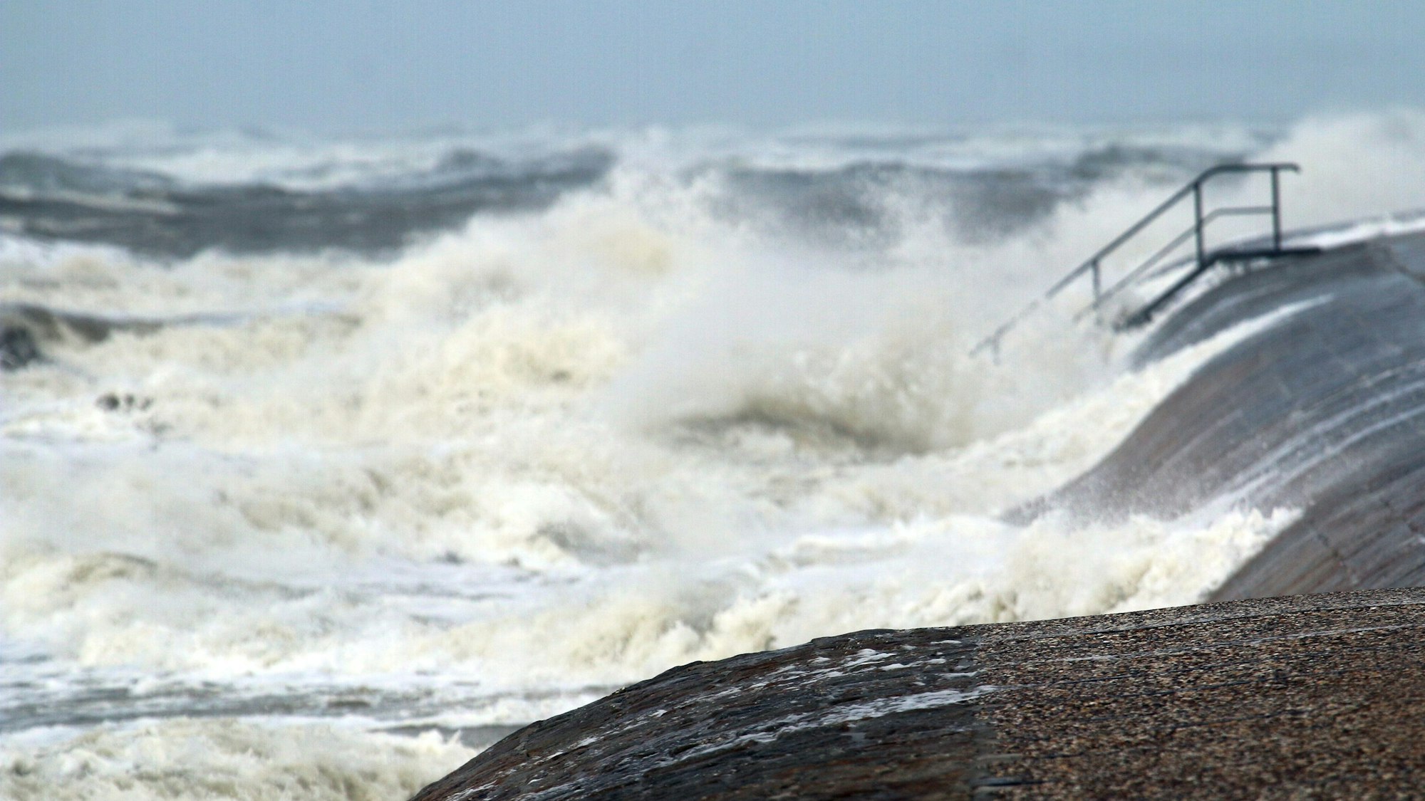 Hohe Wellen an einer Küste.