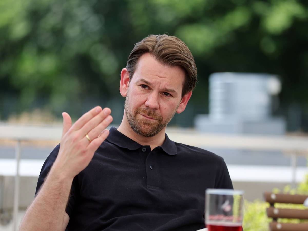 Thomas Kessler spricht und gestikuliert beim Interview