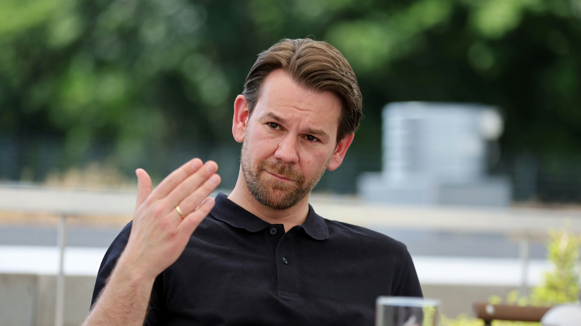 Thomas Kessler spricht und gestikuliert beim Interview