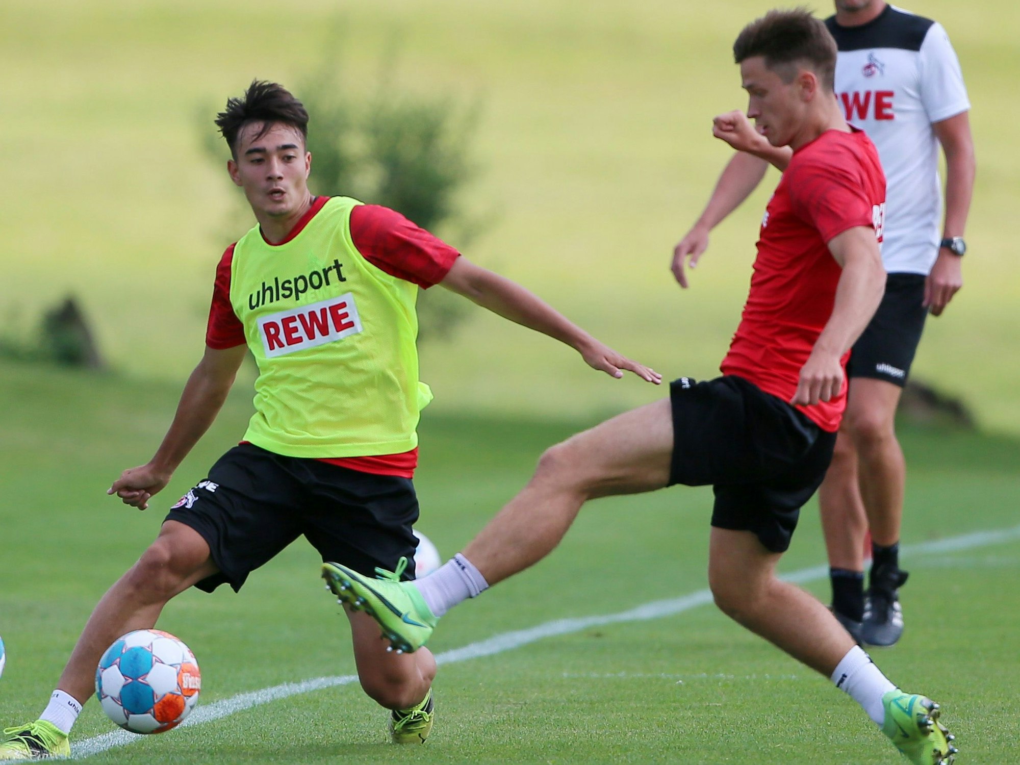 Jens Castrop spielt den Ball vor dem heranrauschenden Noah Katterbach.