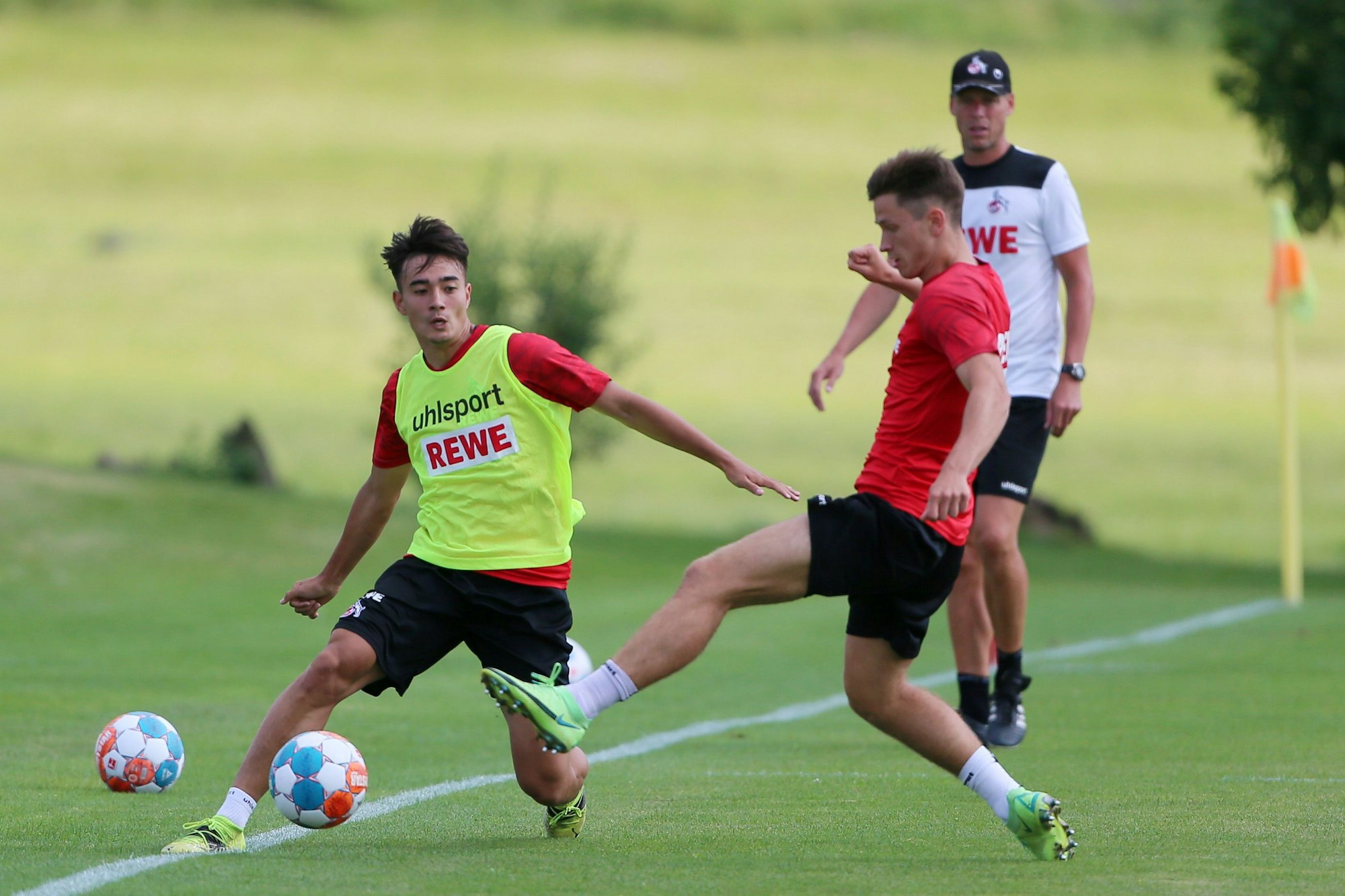 Jens Castrop spielt den Ball vor dem heranrauschenden Noah Katterbach.
