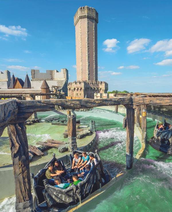 Die Attraktion River Quest im Phantasialand in Brühl. Menschen fahren mit kleinen Booten in Gruppen durchs Wasser.
