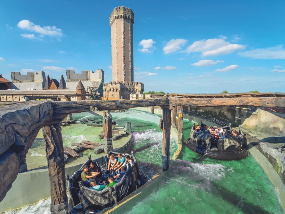 Das Phantasialand in Brühl, hier die Attraktion „River Quest”, hat auch an Christi Himmelfahrt 2022 regulär geöffnet. Doch wie sieht es mit den anderen Öffnungszeiten aus?