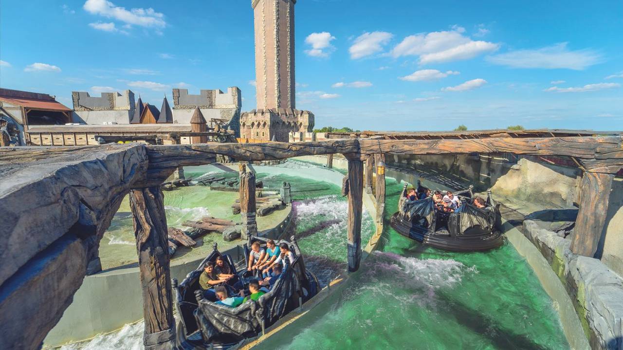 Die Attraktion River Quest im Phantasialand in Brühl. Menschen fahren mit kleinen Booten in Gruppen durchs Wasser.