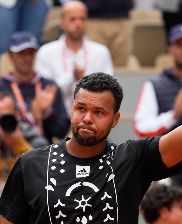Jo-Wilfried Tsonga aus Frankreich verabschiedet sich beim Publikum bei den French Open.