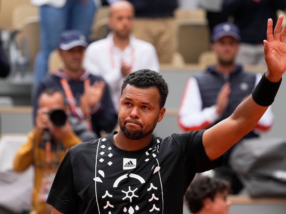 Jo-Wilfried Tsonga aus Frankreich verabschiedet sich beim Publikum bei den French Open.
