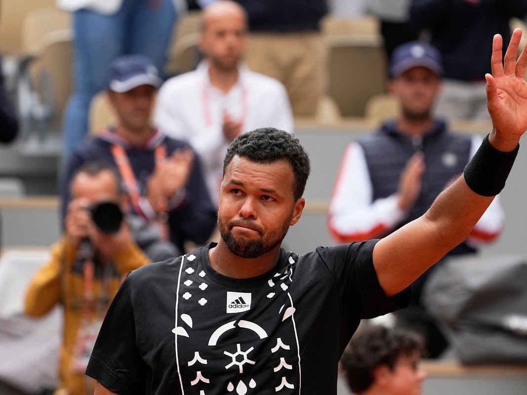 Jo-Wilfried Tsonga aus Frankreich verabschiedet sich beim Publikum bei den French Open.