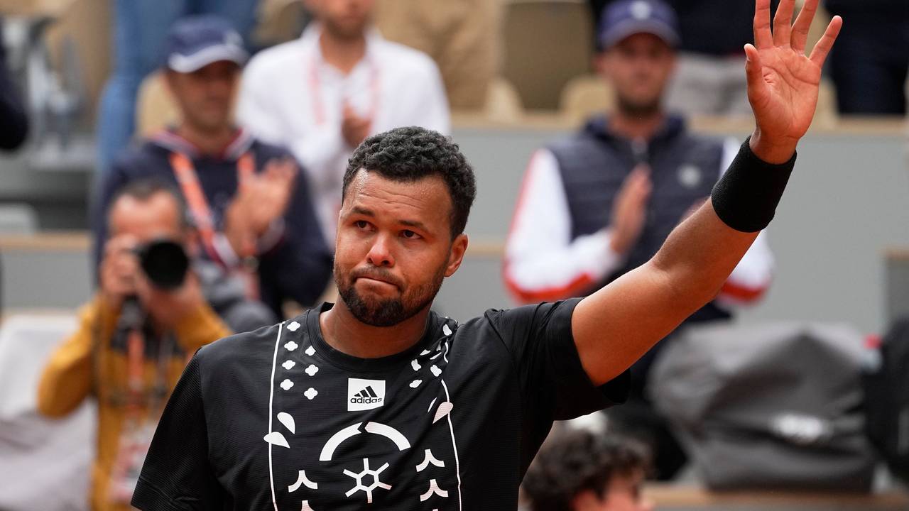 Jo-Wilfried Tsonga aus Frankreich verabschiedet sich beim Publikum bei den French Open.