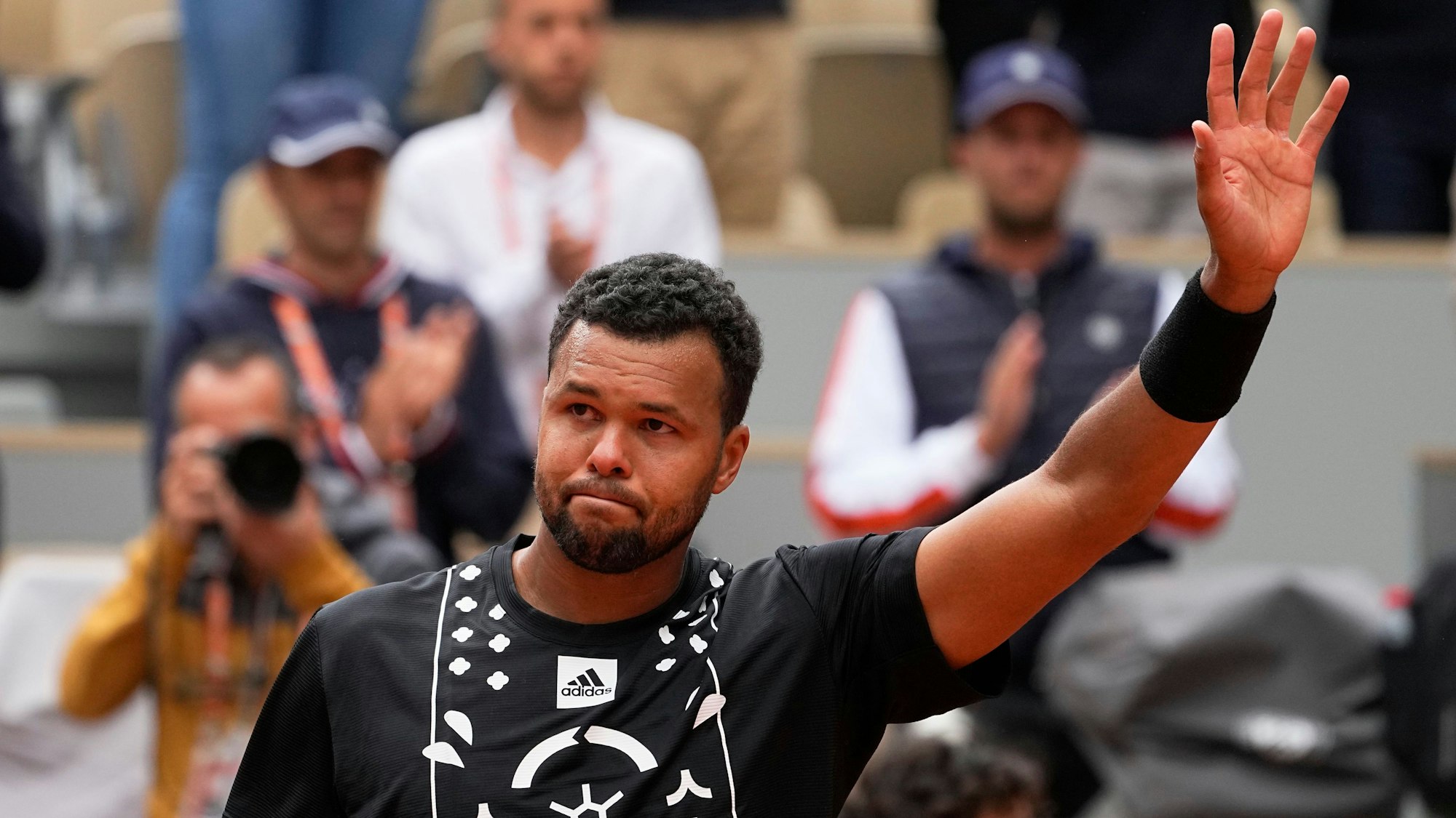 Jo-Wilfried Tsonga aus Frankreich verabschiedet sich beim Publikum bei den French Open.