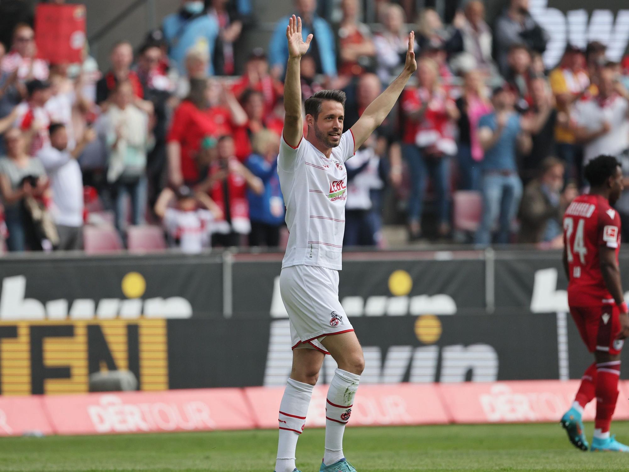 Mark Uth jubelt gegen Bielefeld.