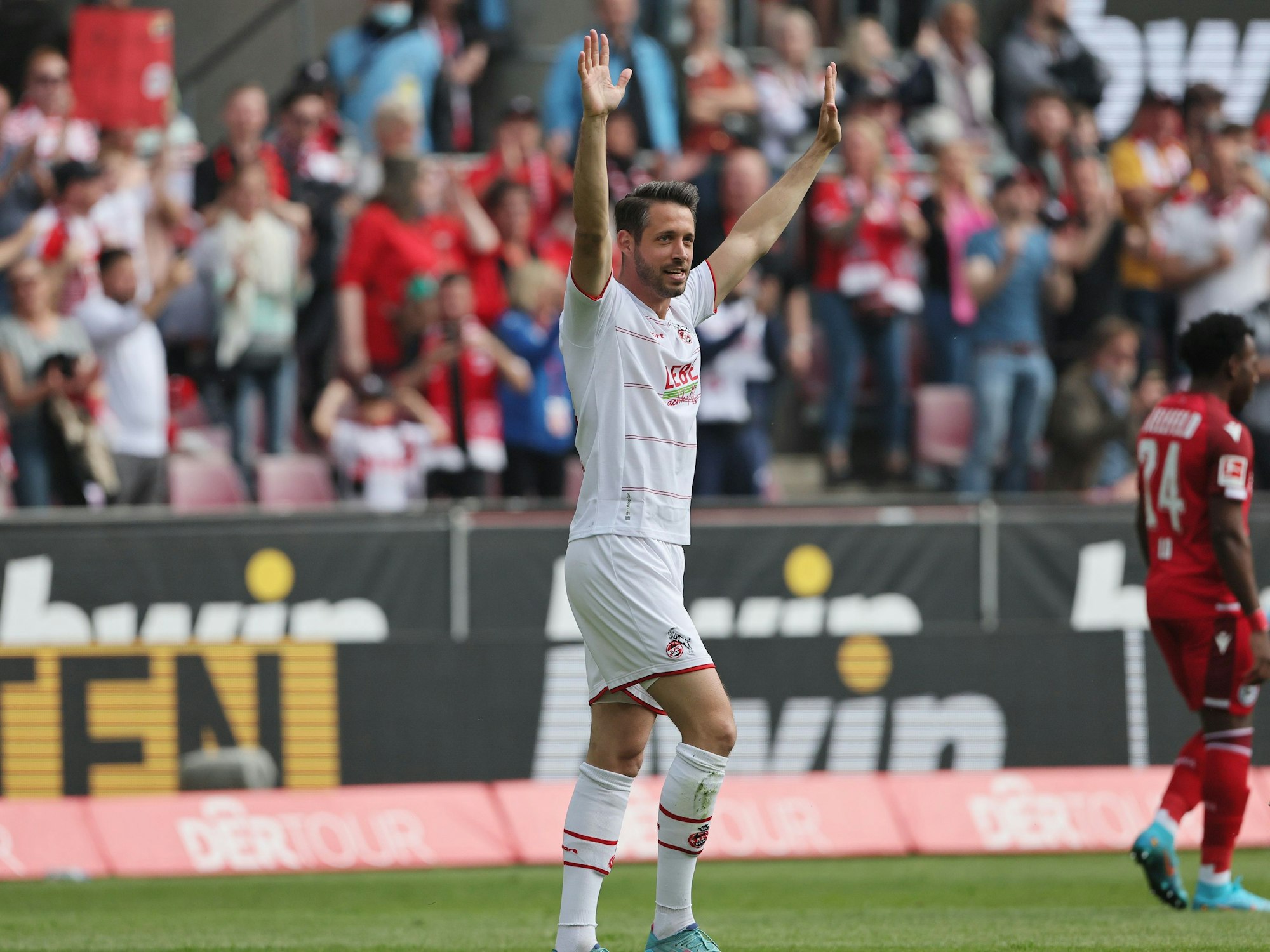 Mark Uth jubelt gegen Bielefeld.