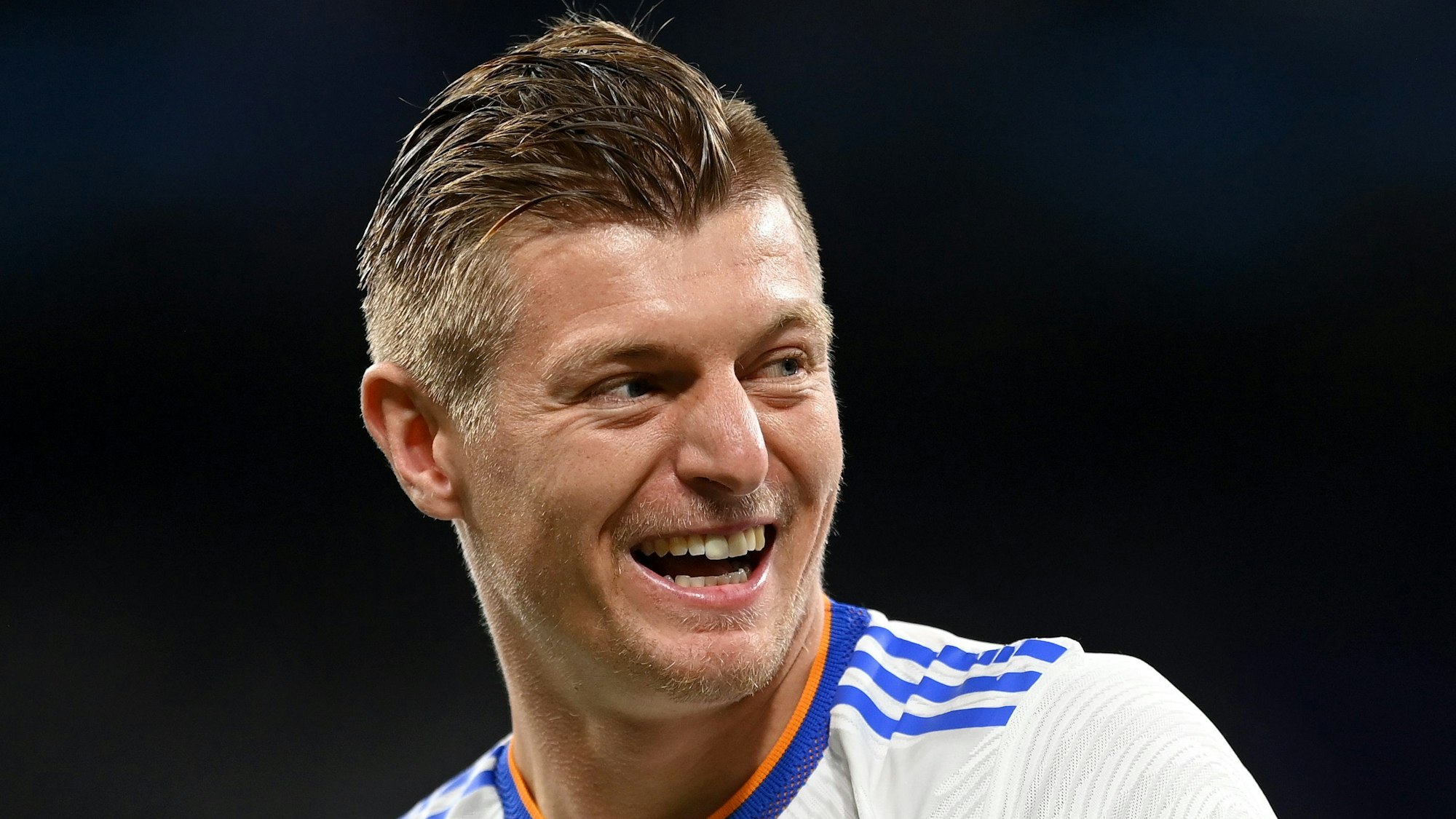 Toni Kroos hat ein breites Grinsen im Gesicht.