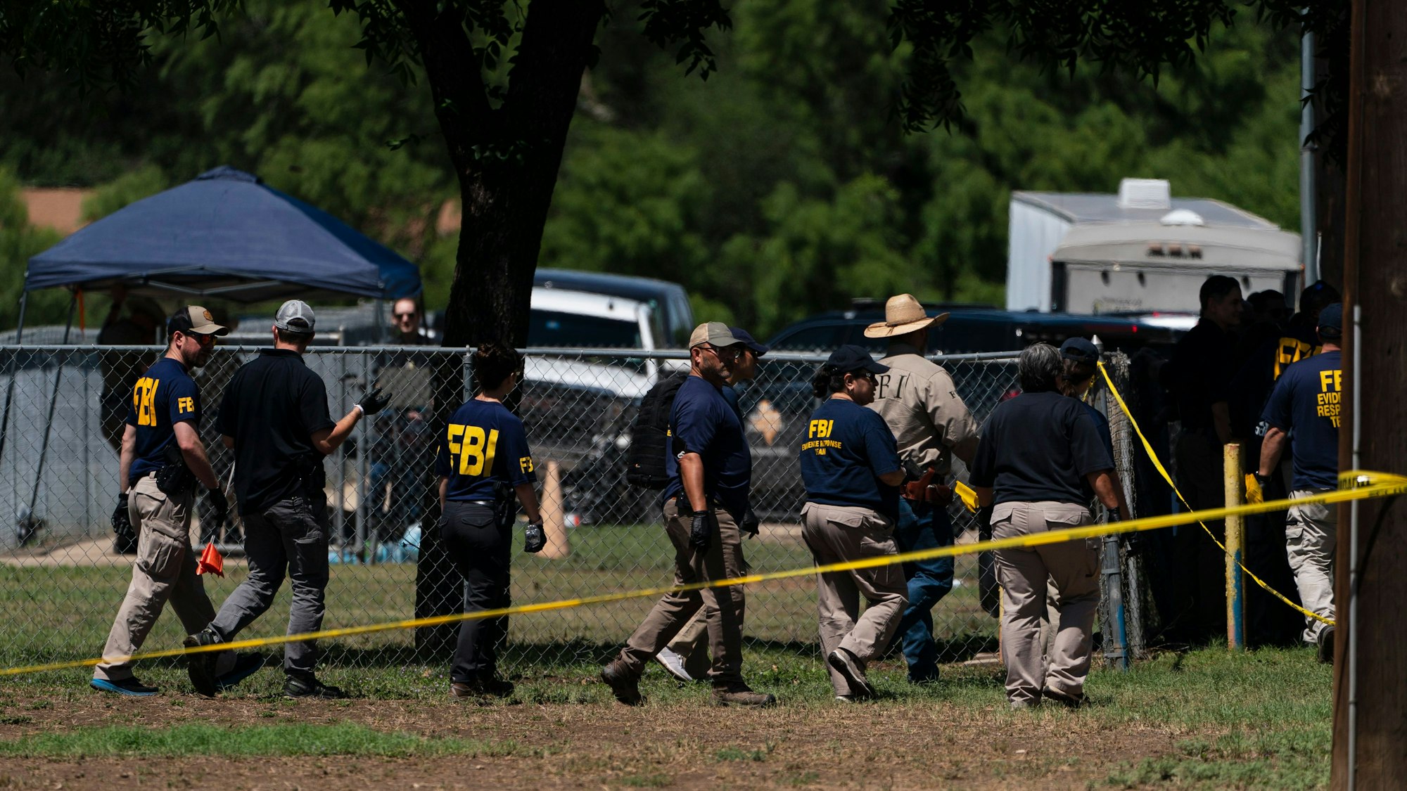 Ermittlerinnen und Ermittler laufen am Mittwoch, 25. Mai 2022, über das Schulgelände der Robb Elementary School in Uvalde, Texas. AP