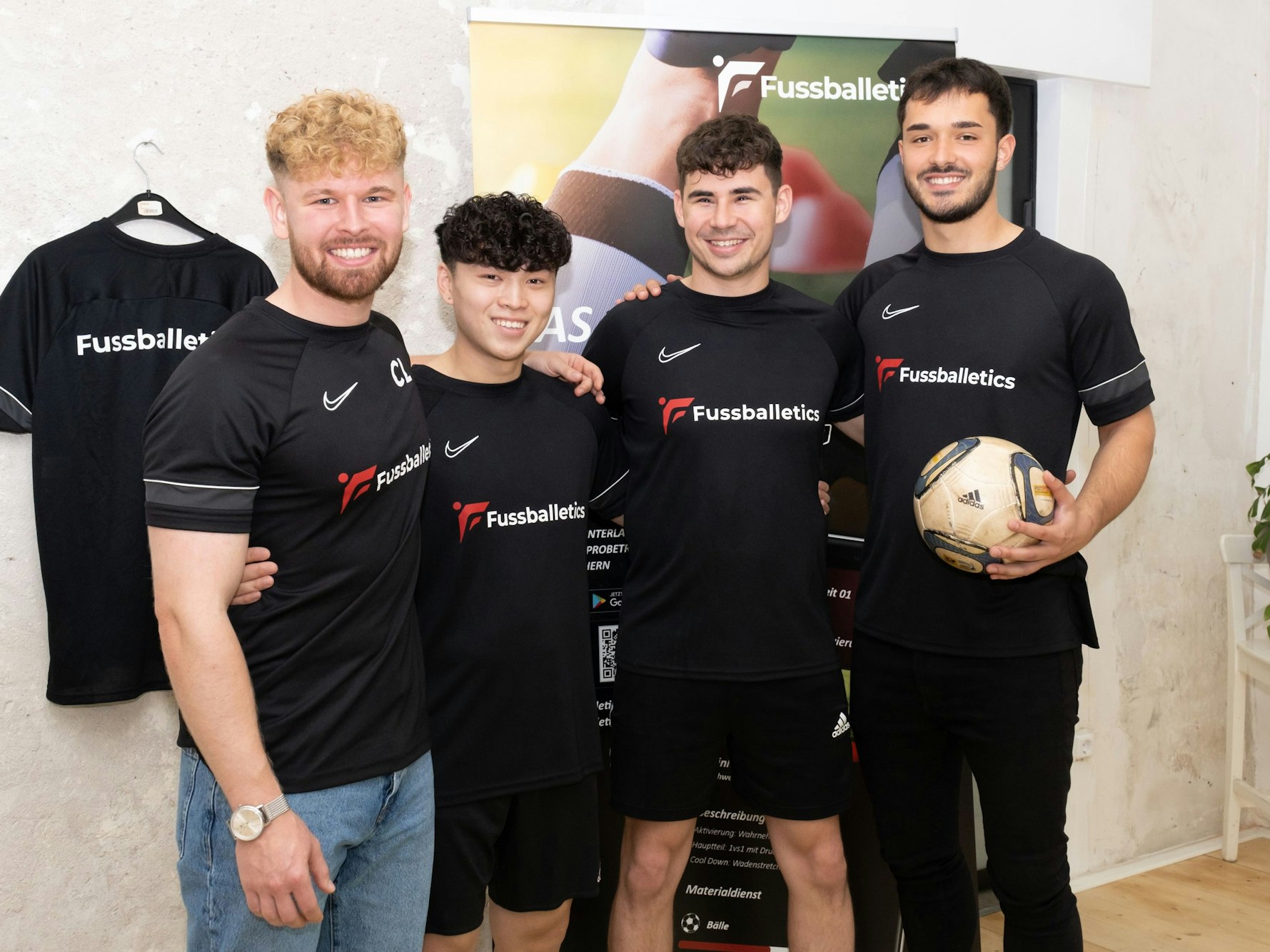 Die Gründer von Fußballetics lächeln in die Kamera.