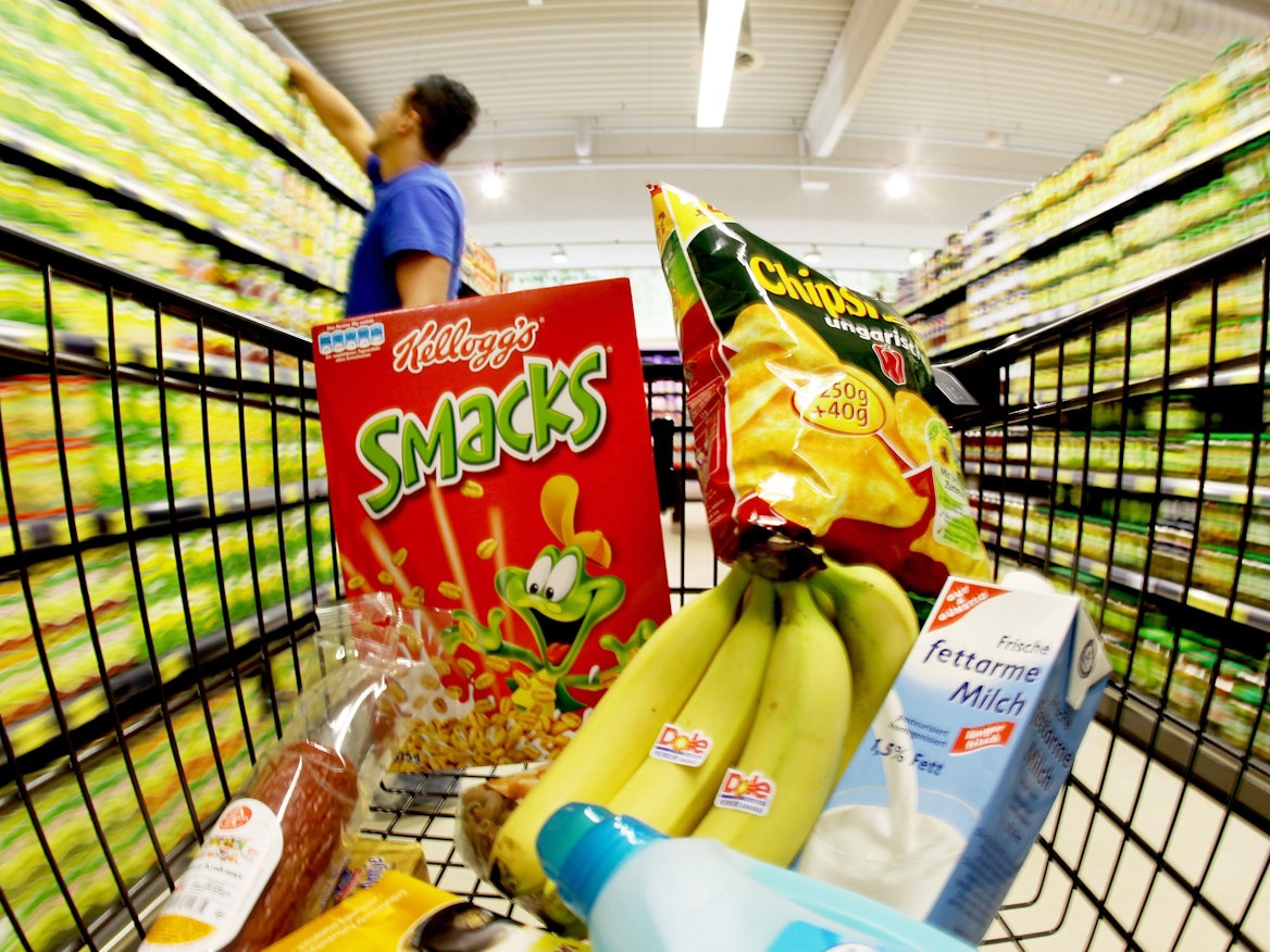 Ein Kunde hat sich über die Preise bei Aldi beschwert, der Discounter reagiert. Unser undatiertes Foto zeigt einen Einkaufswagen mit Waren in einer Aldi-Filiale.