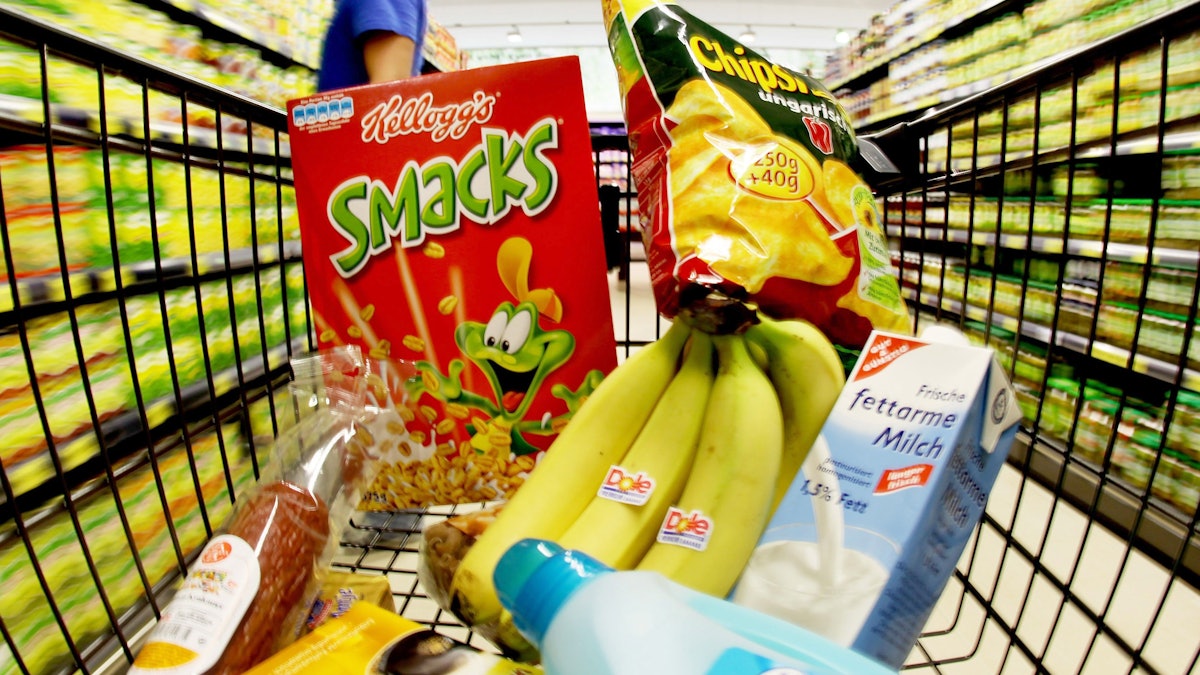 Ein Kunde hat sich über die Preise bei Aldi beschwert, der Discounter reagiert. Unser undatiertes Foto zeigt einen Einkaufswagen mit Waren in einer Aldi-Filiale.