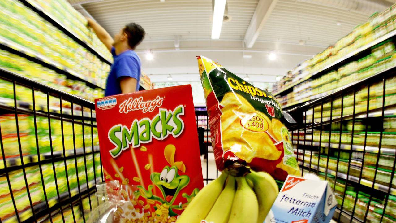 Ein Kunde hat sich über die Preise bei Aldi beschwert, der Discounter reagiert. Unser undatiertes Foto zeigt einen Einkaufswagen mit Waren in einer Aldi-Filiale.