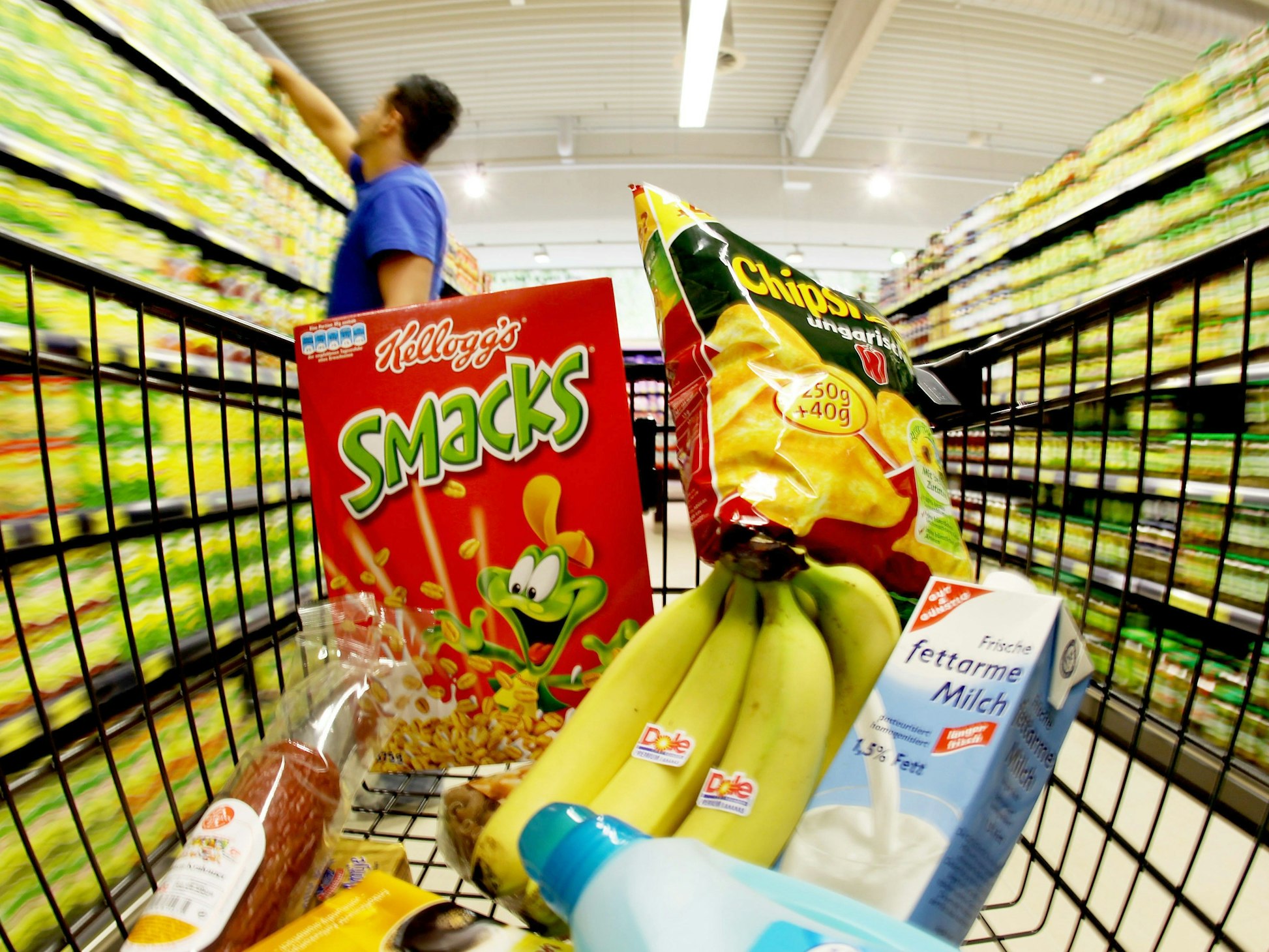 Ein Kunde hat sich über die Preise bei Aldi beschwert, der Discounter reagiert. Unser undatiertes Foto zeigt einen Einkaufswagen mit Waren in einer Aldi-Filiale.