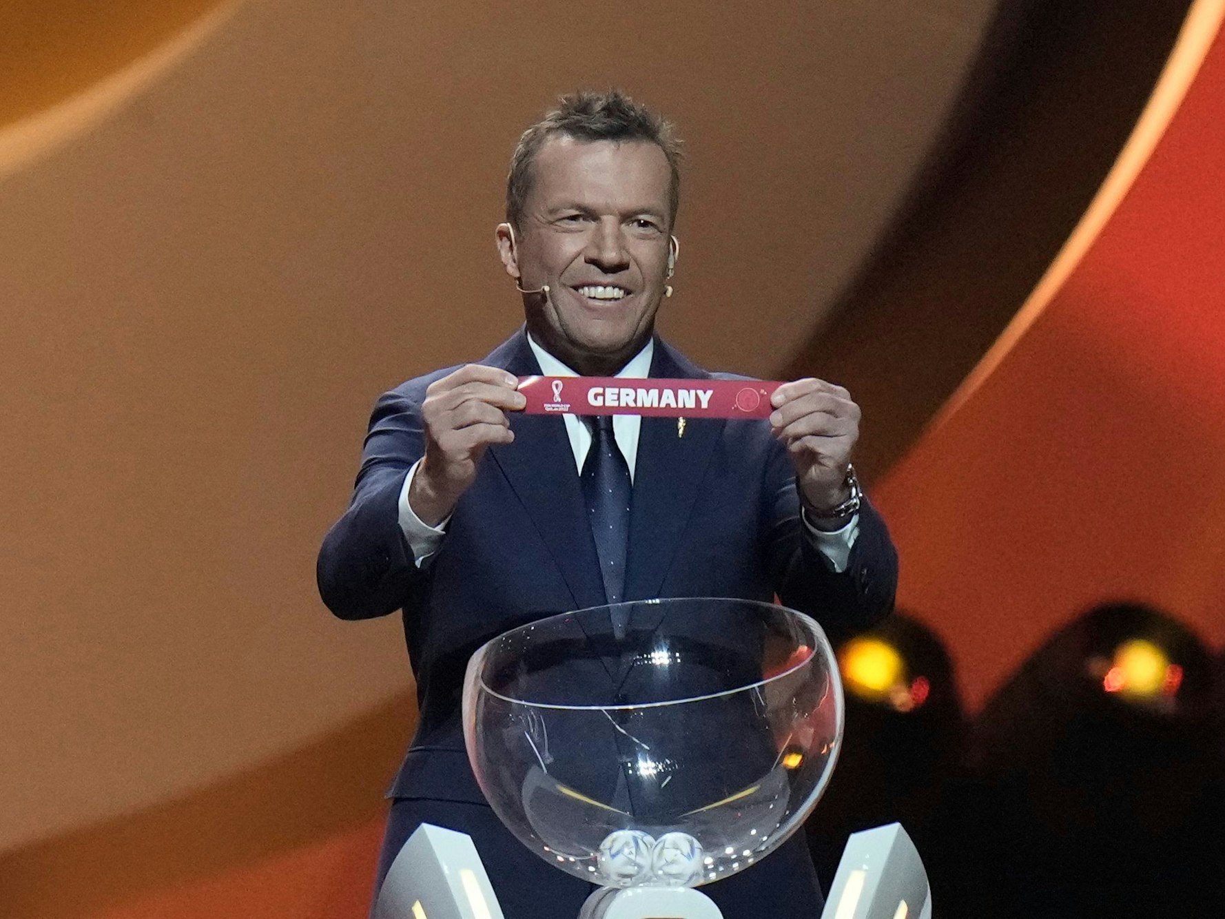 Lothar Matthäus zieht Deutschland bei der Auslosung für die WM 2022 in Katar.