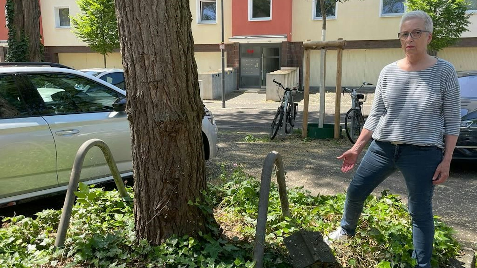 Sophie Burckhardt am Beet in der Kölner Südstadt.