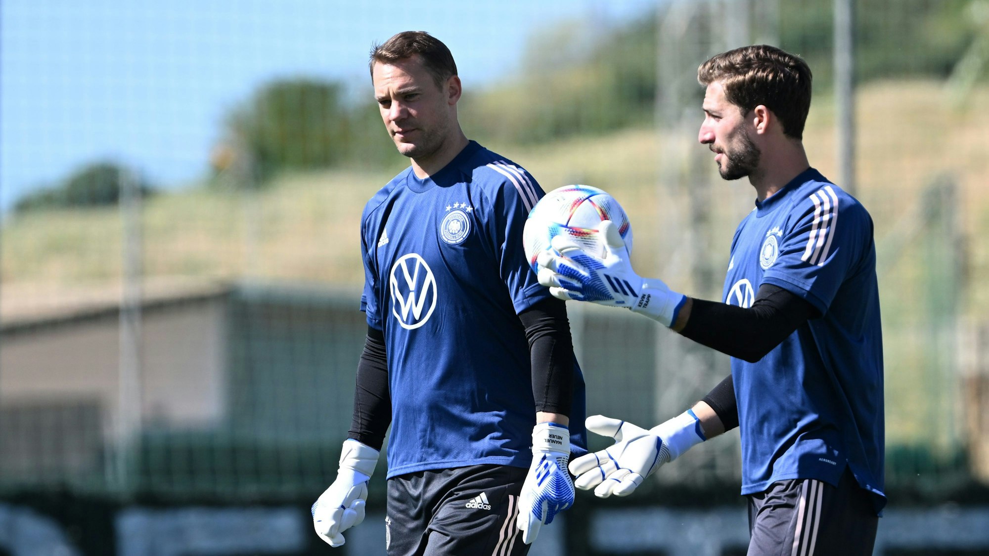 Torwart Manuel Neuer und Torwart Kevin Trapp (r) beim Training.