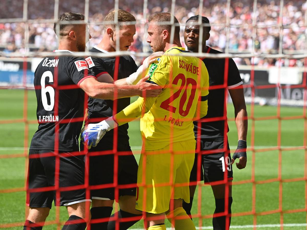 Marvin Schwäbe hält den Elfmeter gegen Stuttgart.