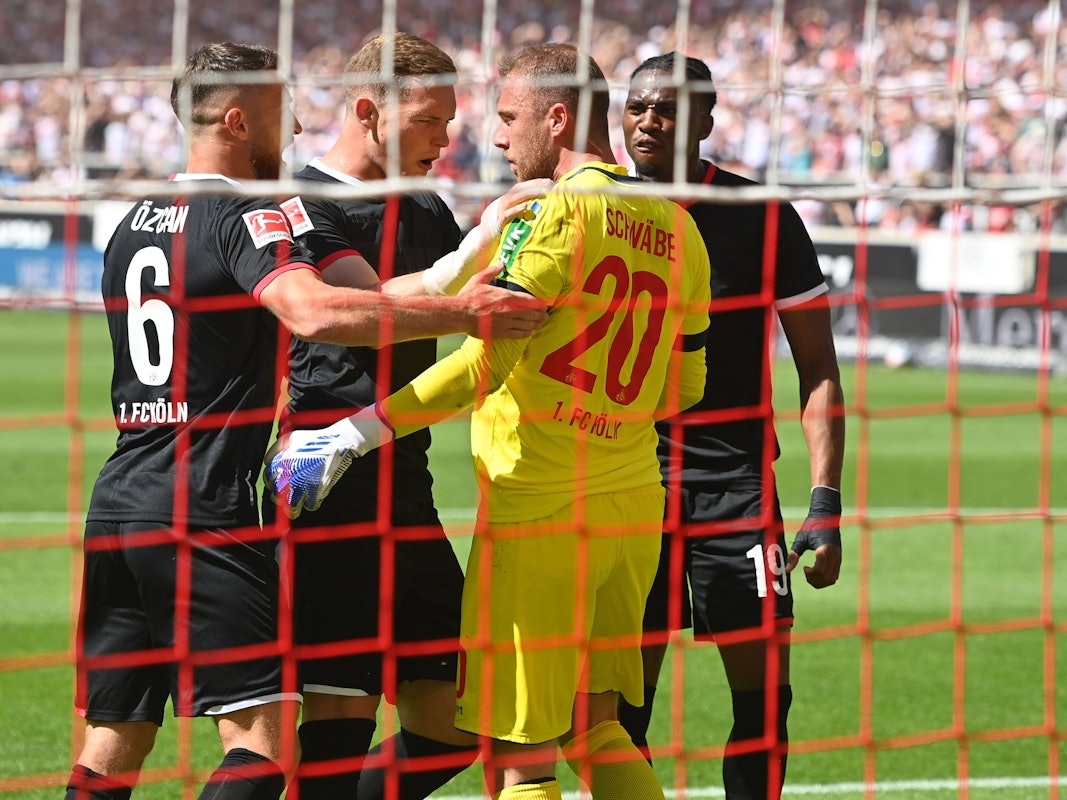 Marvin Schwäbe hält den Elfmeter gegen Stuttgart.