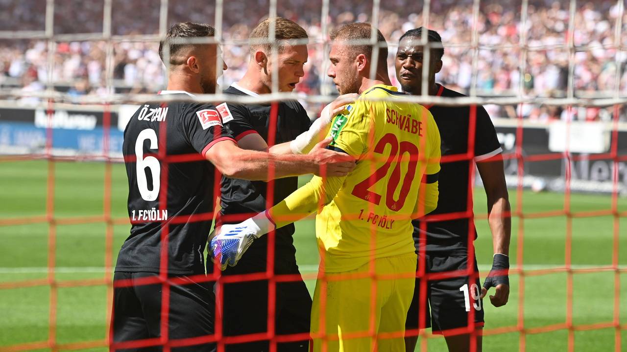Marvin Schwäbe hält den Elfmeter gegen Stuttgart.