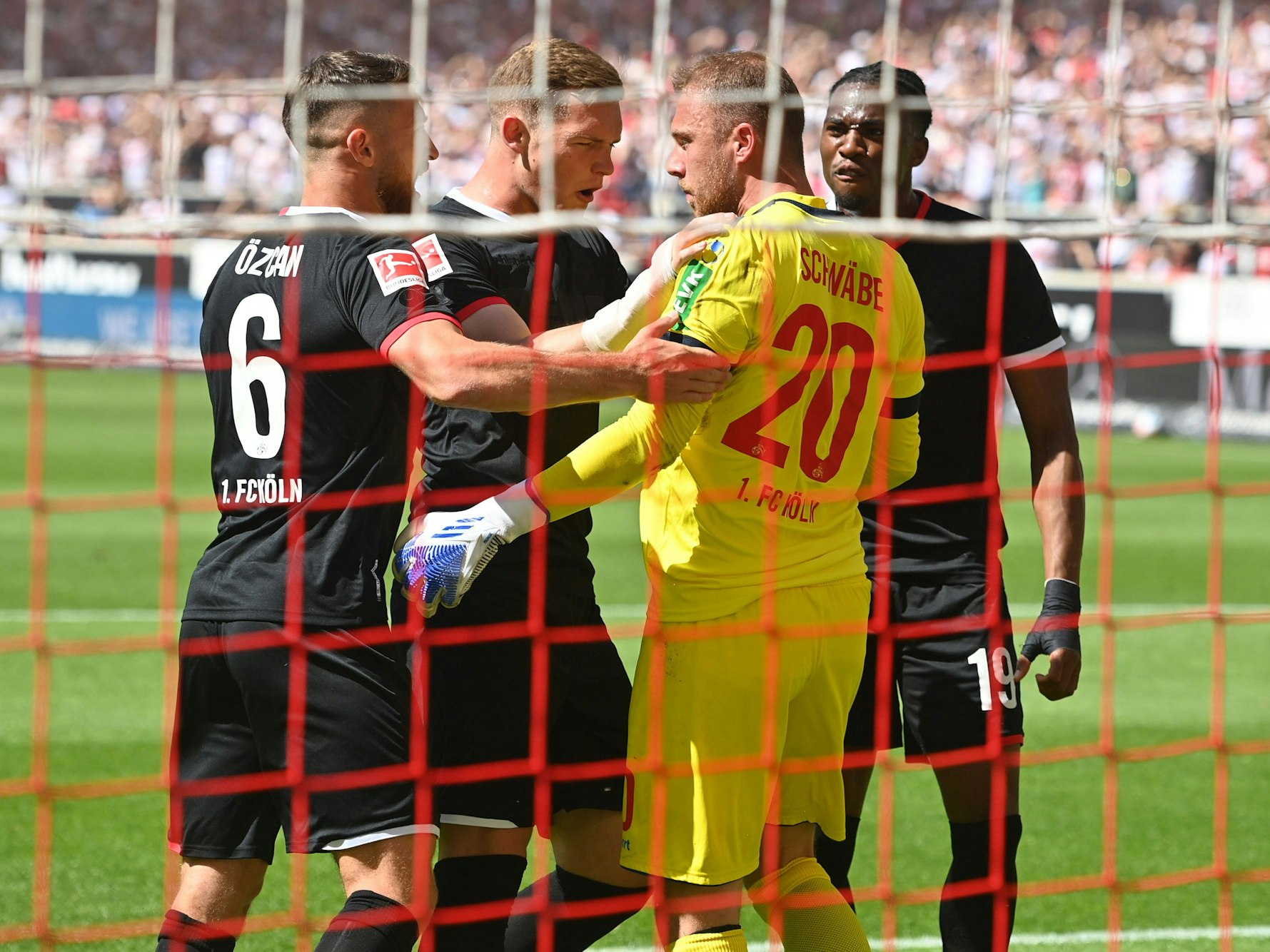 Marvin Schwäbe hält den Elfmeter gegen Stuttgart.