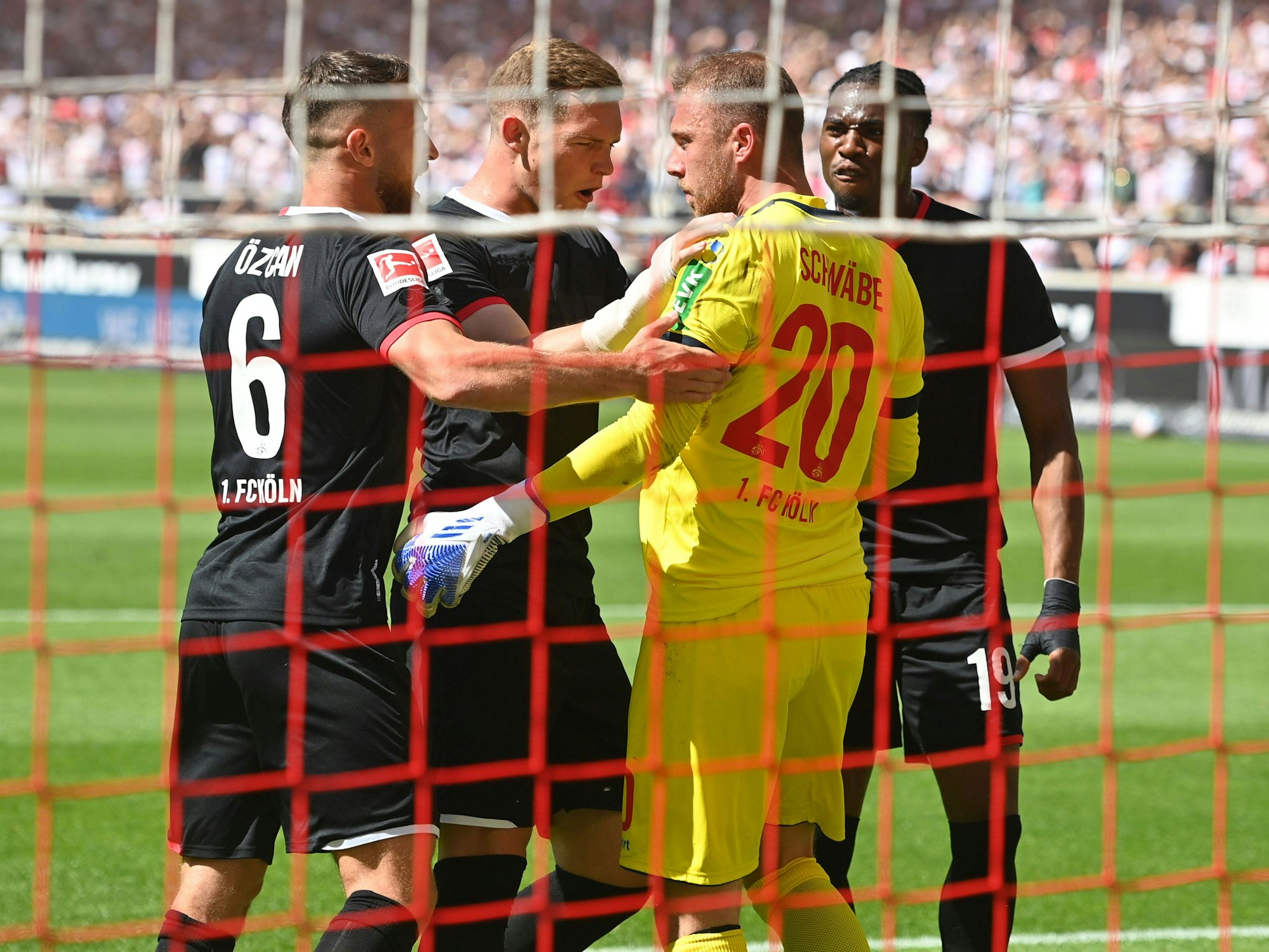 Marvin Schwäbe hält den Elfmeter gegen Stuttgart.