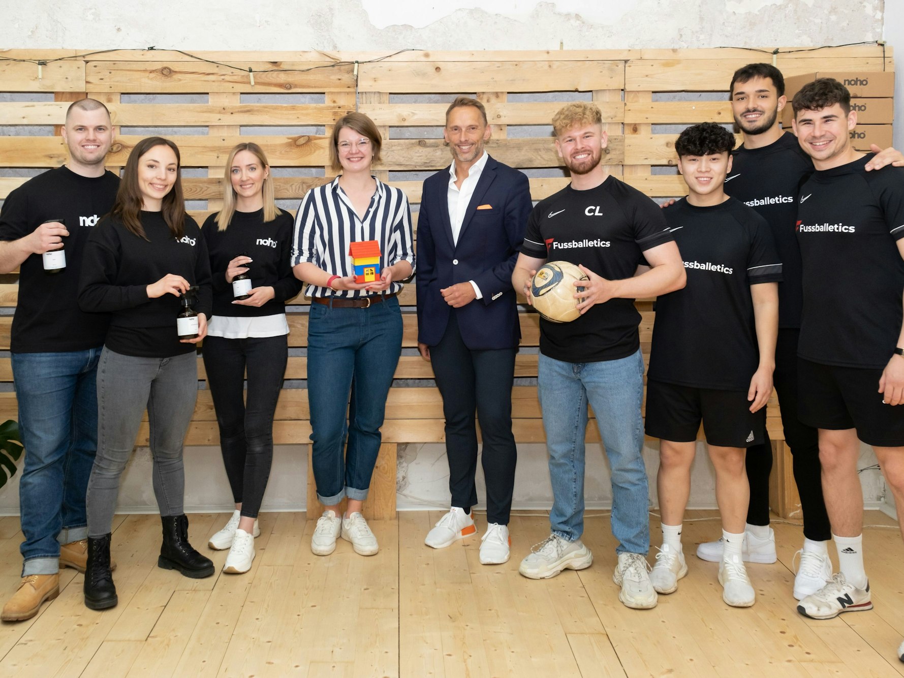 Drei Kölner-Start-up-Gründer und -Gründerinnen stellen sich bei einem Termin von KölnBusiness vor.