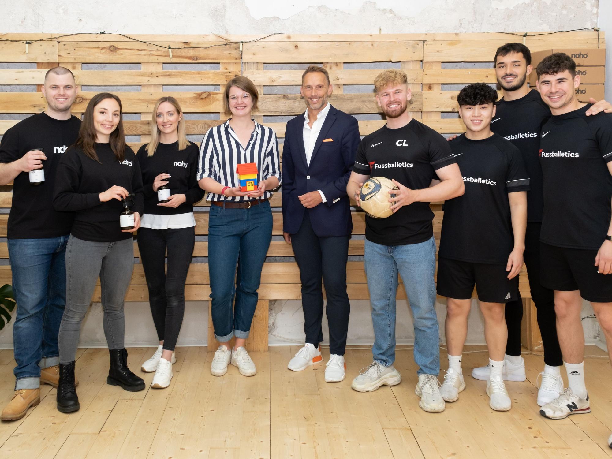Drei Kölner-Start-up-Gründer und -Gründerinnen stellen sich bei einem Termin von KölnBusiness vor.