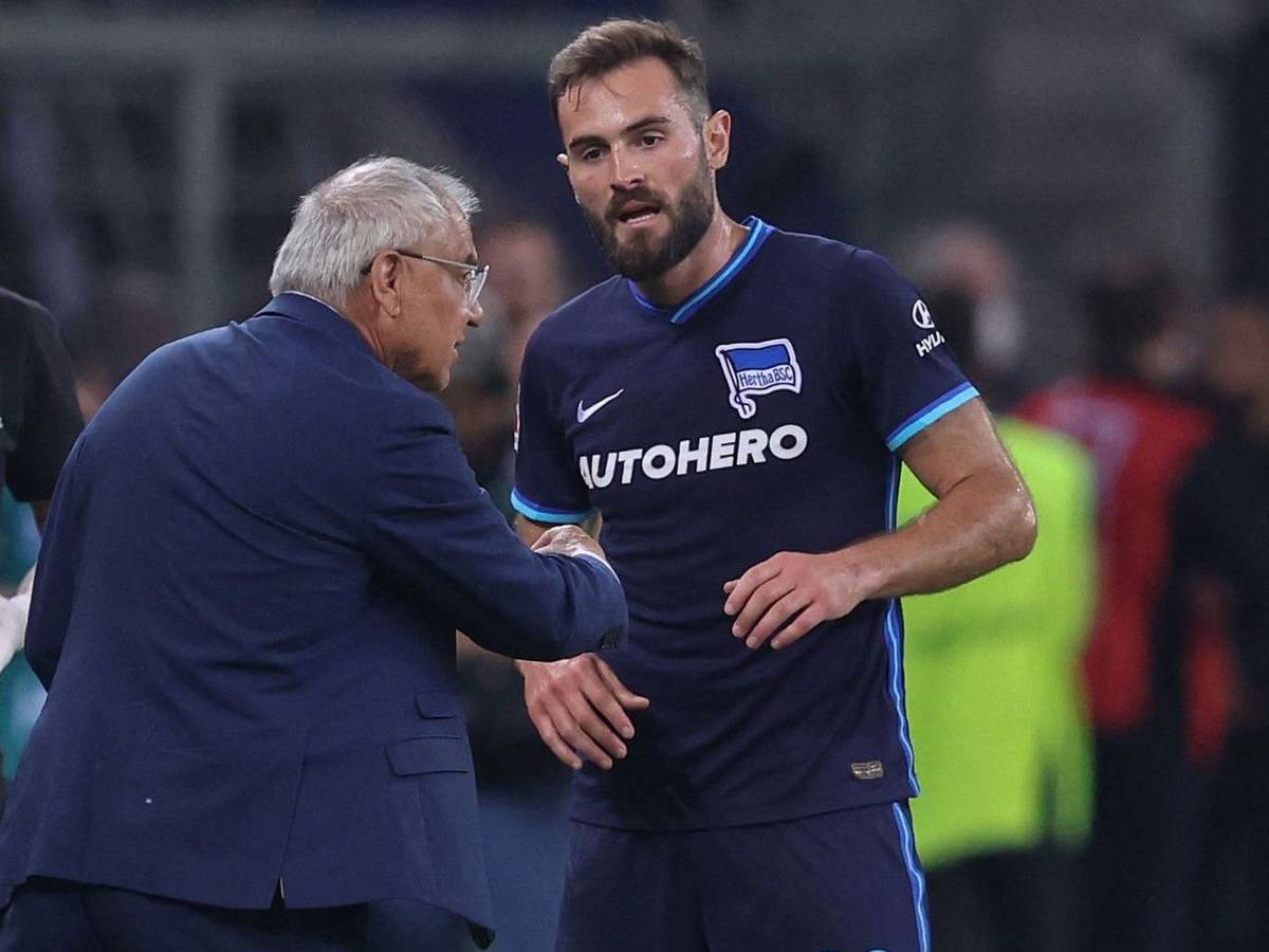 Hertha-Trainer Felix Magath spricht in der Relegation mit Lucas Tousart