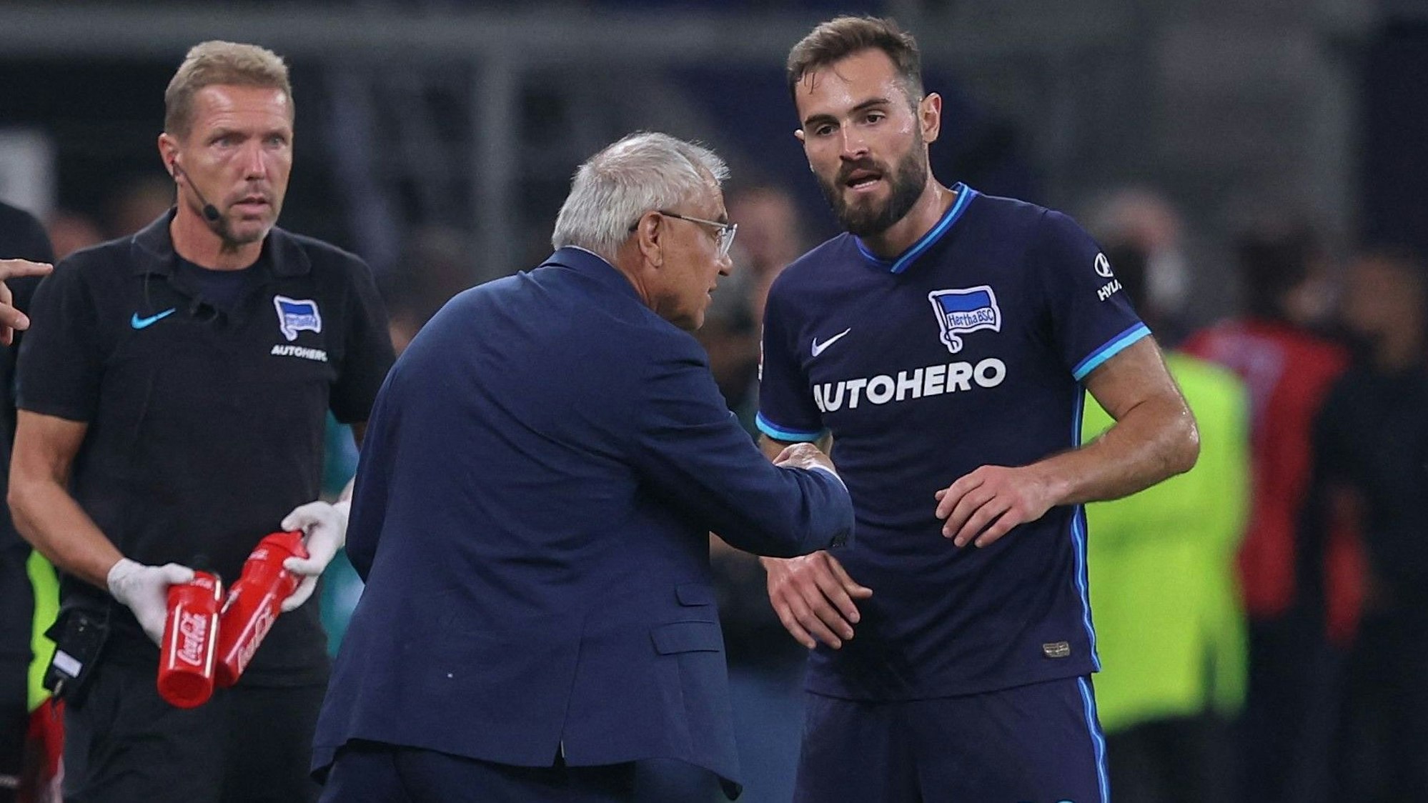 Hertha-Trainer Felix Magath spricht in der Relegation mit Lucas Tousart