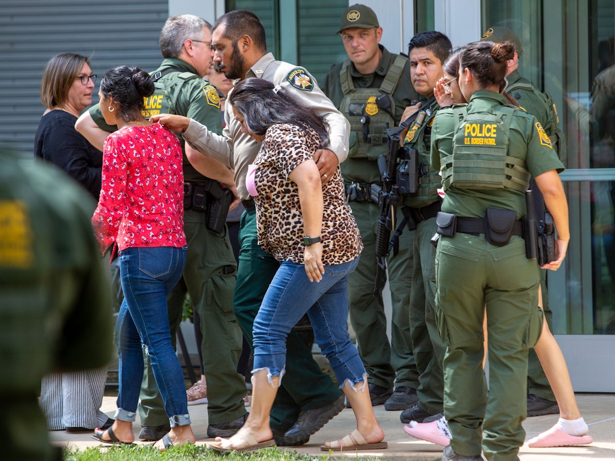 Menschen verlassen das Uvalde Civic Center, nachdem an der Grundschule Robb Elementary School Schüsse abgegeben wurden. Bei einem Amoklauf an einer Grundschule im US-Bundesstaat Texas sind mehrere Menschen getötet worden.