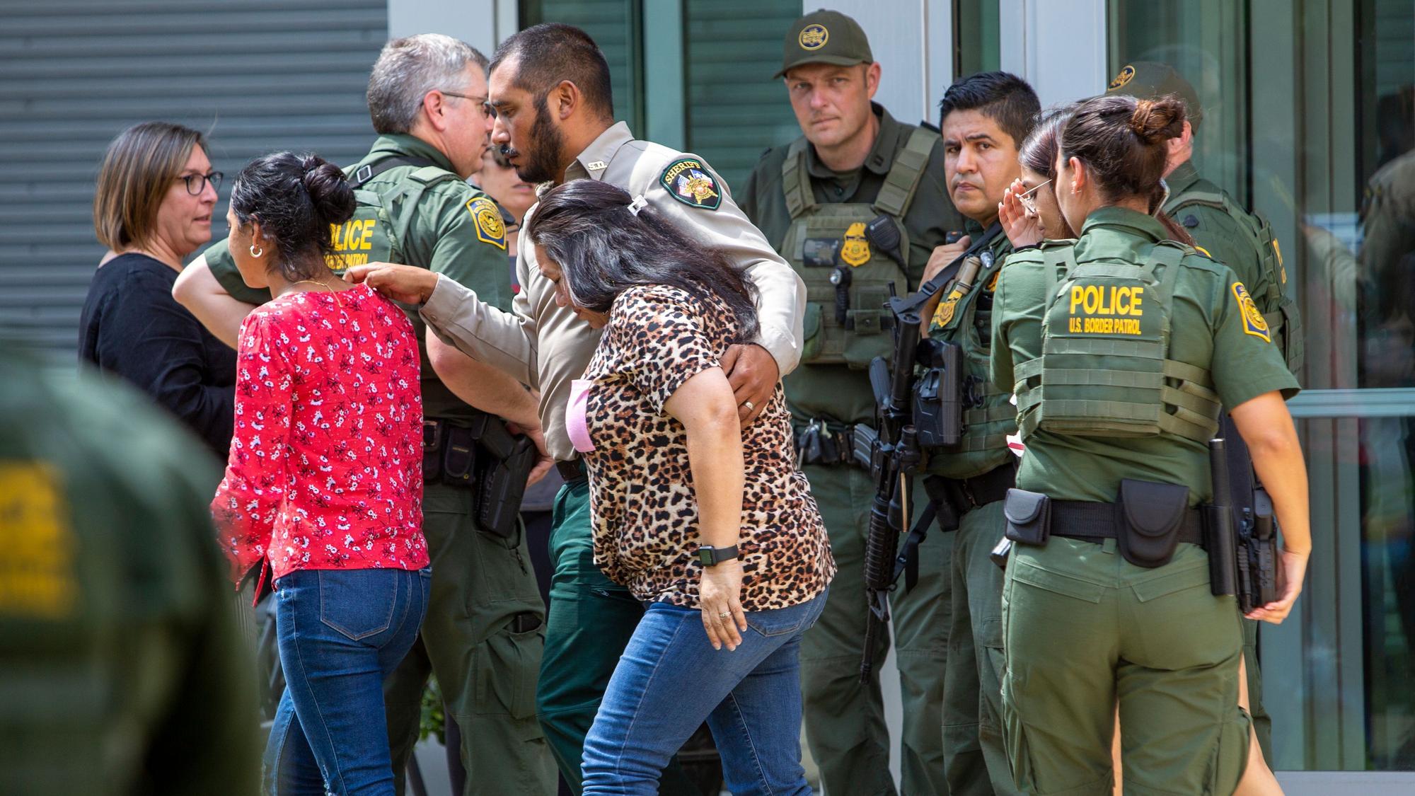 Menschen verlassen das Uvalde Civic Center, nachdem an der Grundschule Robb Elementary School Schüsse abgegeben wurden. Bei einem Amoklauf an einer Grundschule im US-Bundesstaat Texas sind mehrere Menschen getötet worden.