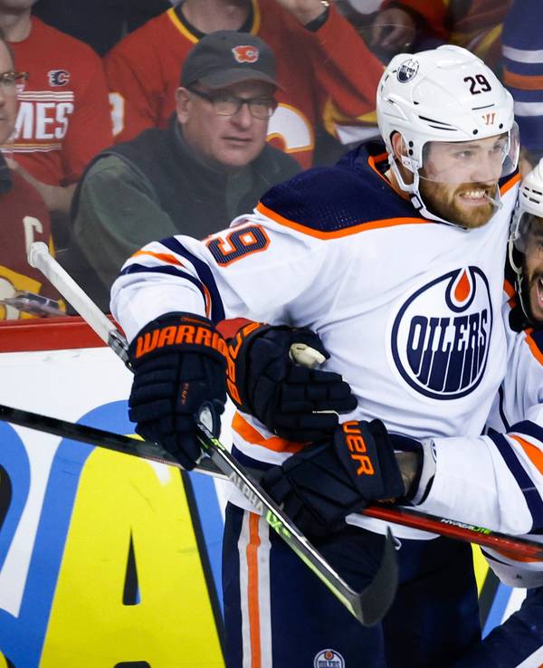 Leon Draisaitl jubelt mit Evander Kane.