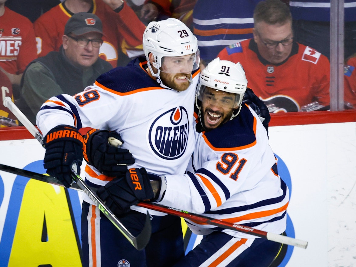 Leon Draisaitl jubelt mit Evander Kane.