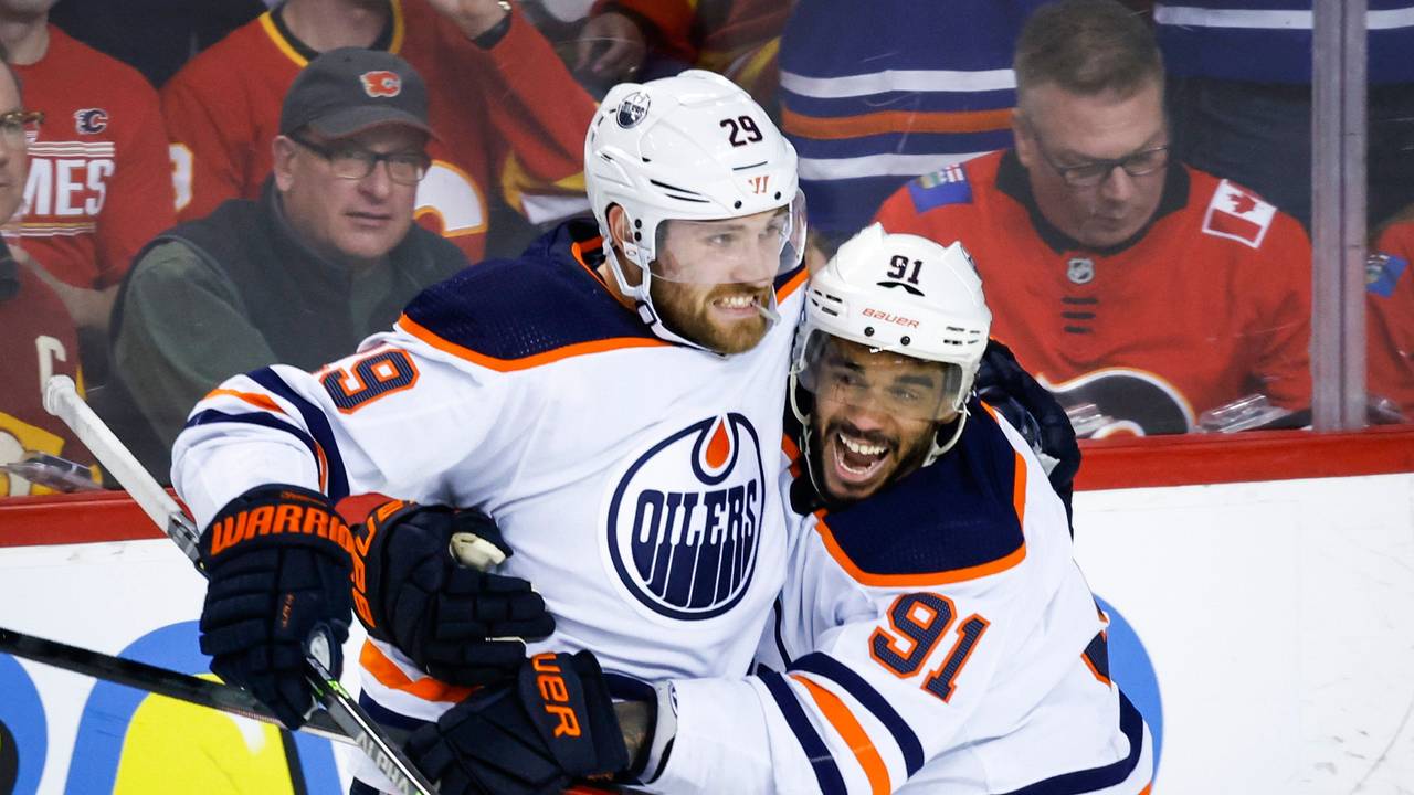 Leon Draisaitl jubelt mit Evander Kane.