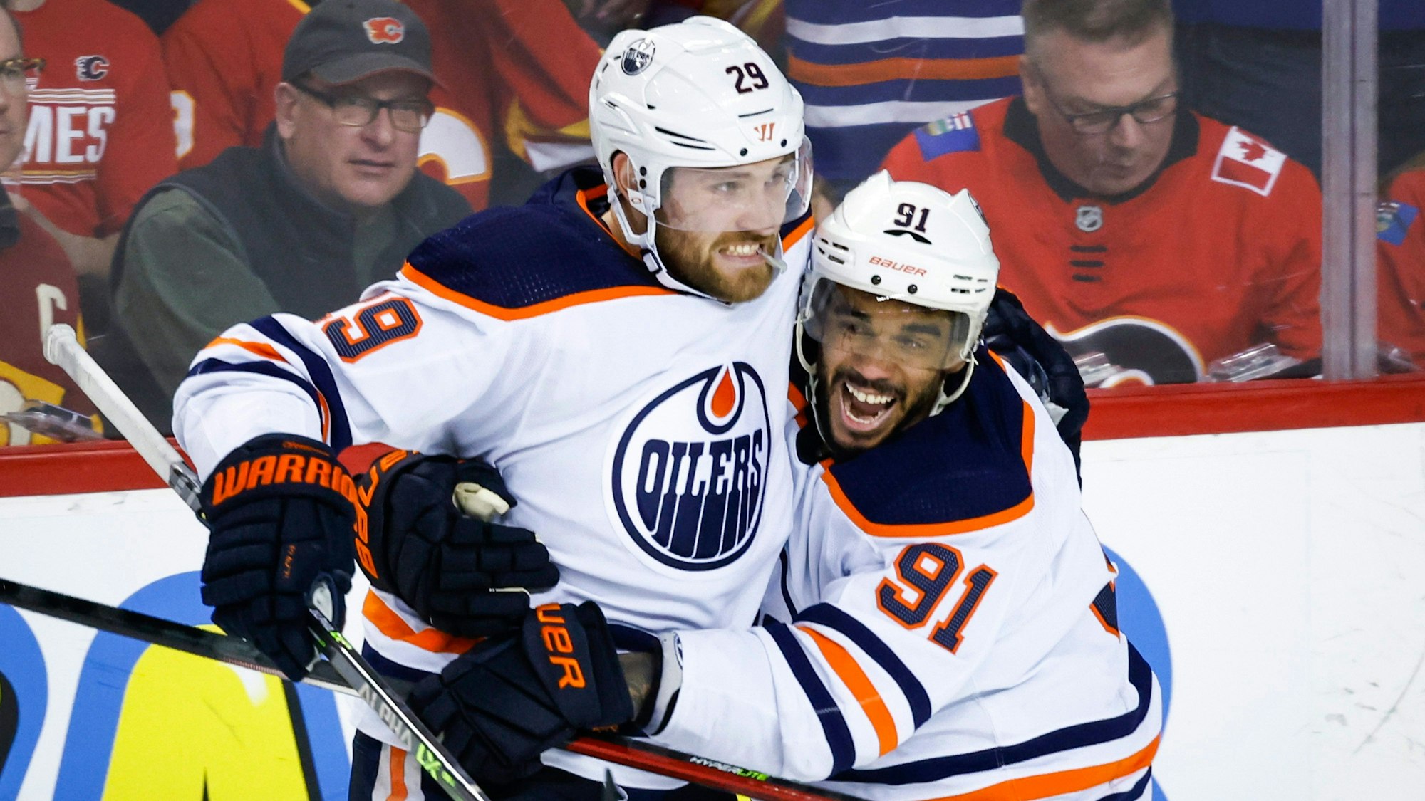 Leon Draisaitl jubelt mit Evander Kane.