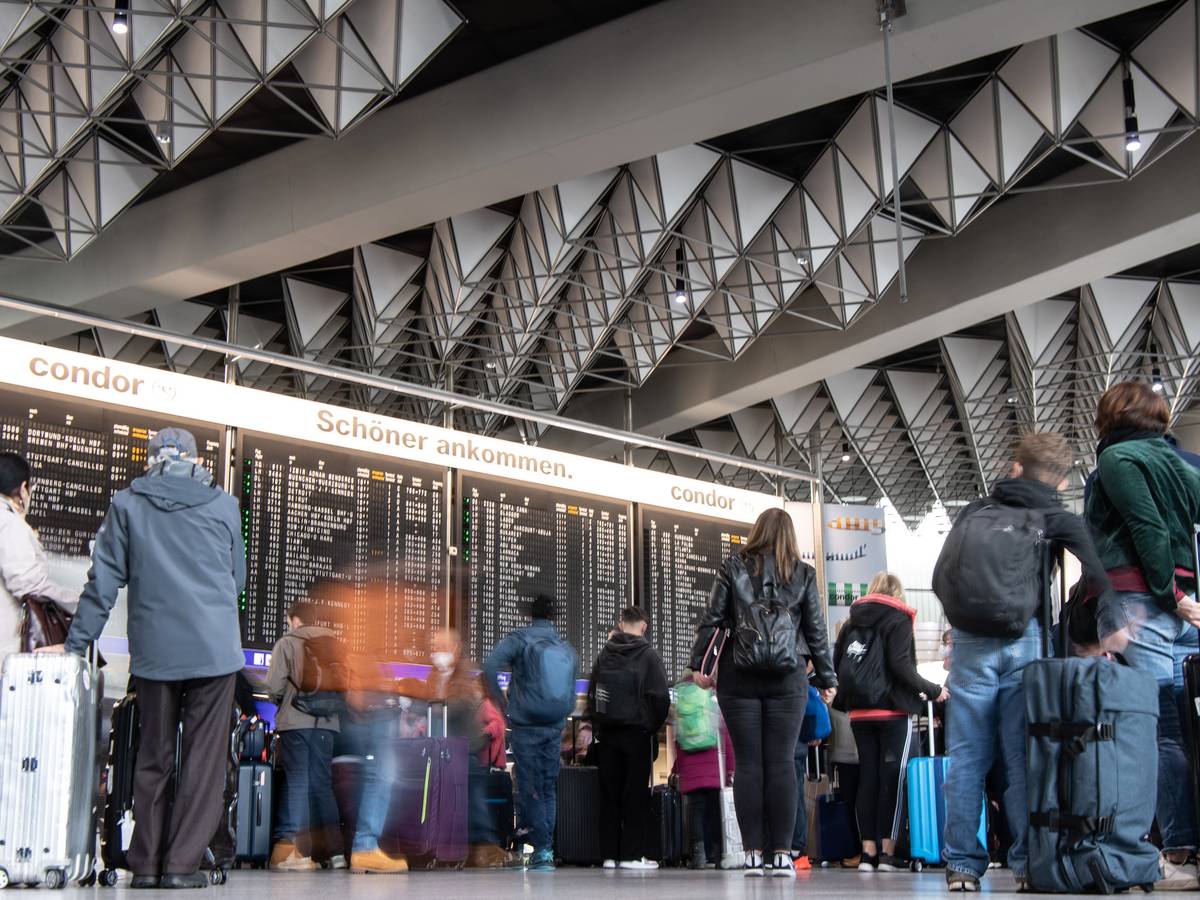 Dichtes Gedränge herrscht in den Terminals des Flughafens Frankfurt.