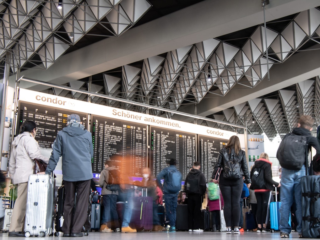 Dichtes Gedränge herrscht in den Terminals des Flughafens Frankfurt.