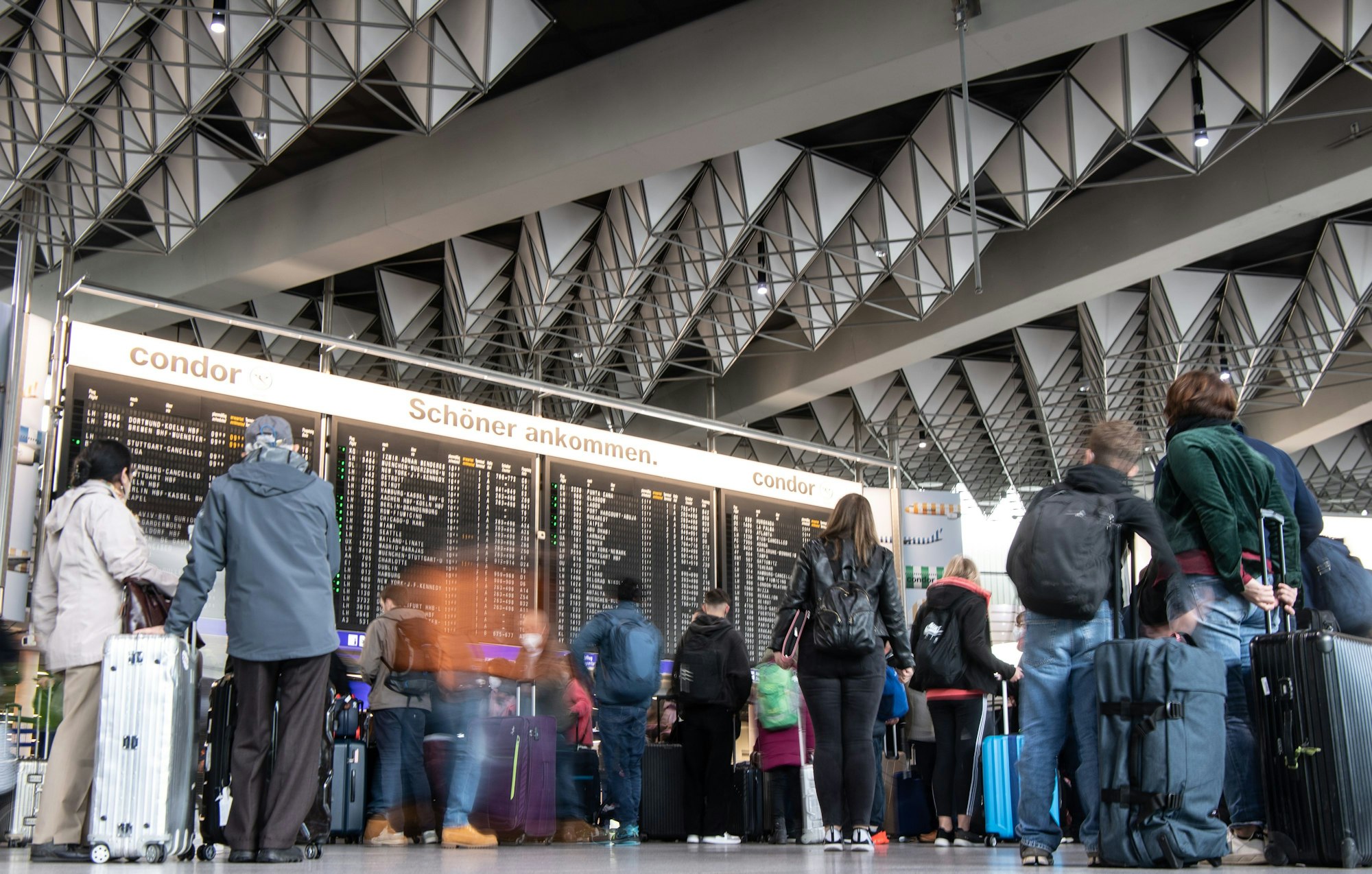 Dichtes Gedränge herrscht in den Terminals des Flughafens Frankfurt.