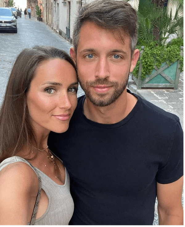 Mark Uths Freundin Franziska schießt ein Urlaubs-Selfie von den beiden in einer Straße in Sizilien.