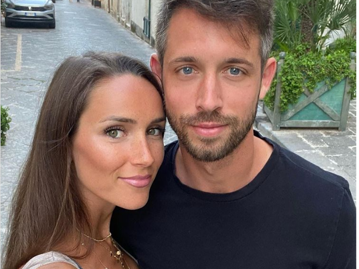 Mark Uths Freundin Franziska schießt ein Urlaubs-Selfie von den beiden in einer Straße in Sizilien.