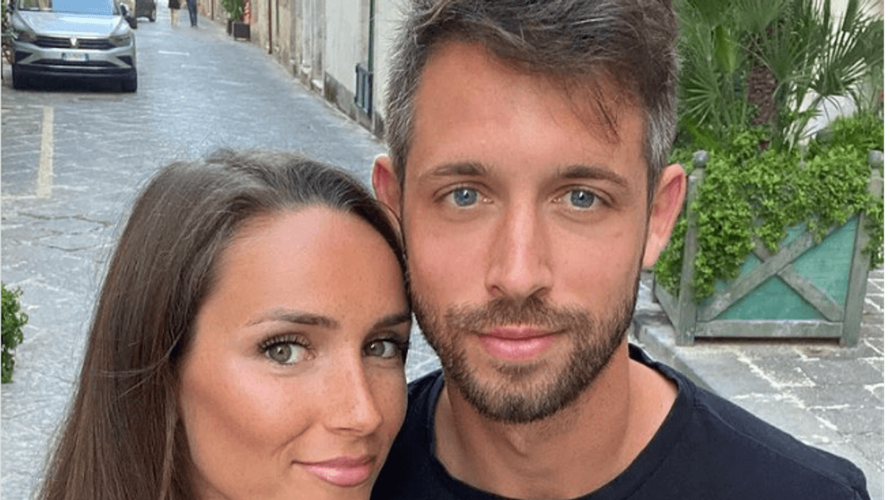 Mark Uths Freundin Franziska schießt ein Urlaubs-Selfie von den beiden in einer Straße in Sizilien.