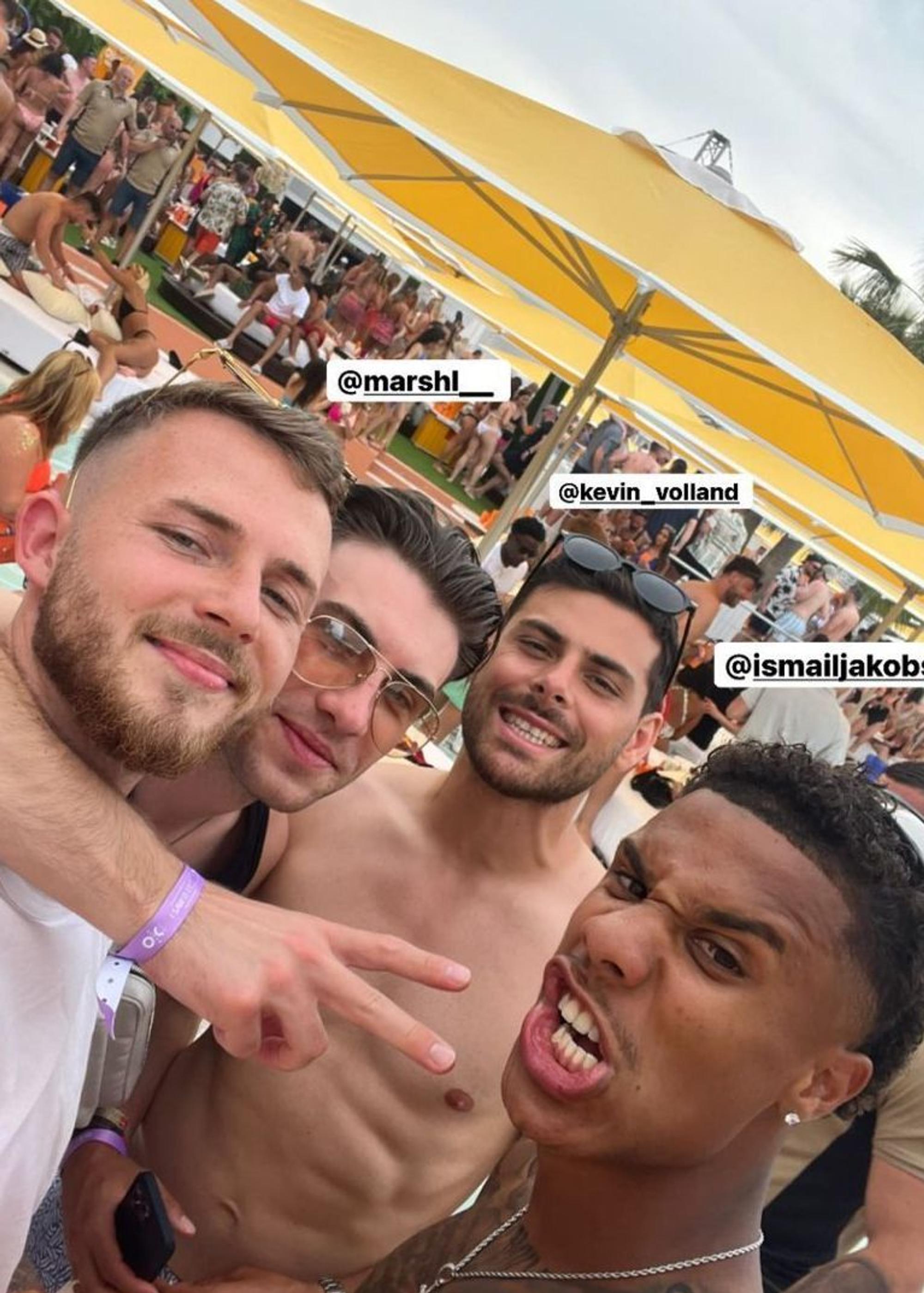 Jannes Horn in bester Stimmung auf Ibiza mit seinem Kumpel Ismail Jakobs.